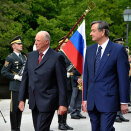 Kongen og Presidenten inspiserer æresgarden (Foto: Srdjan Zivulovic, Reuters / Scanpix)